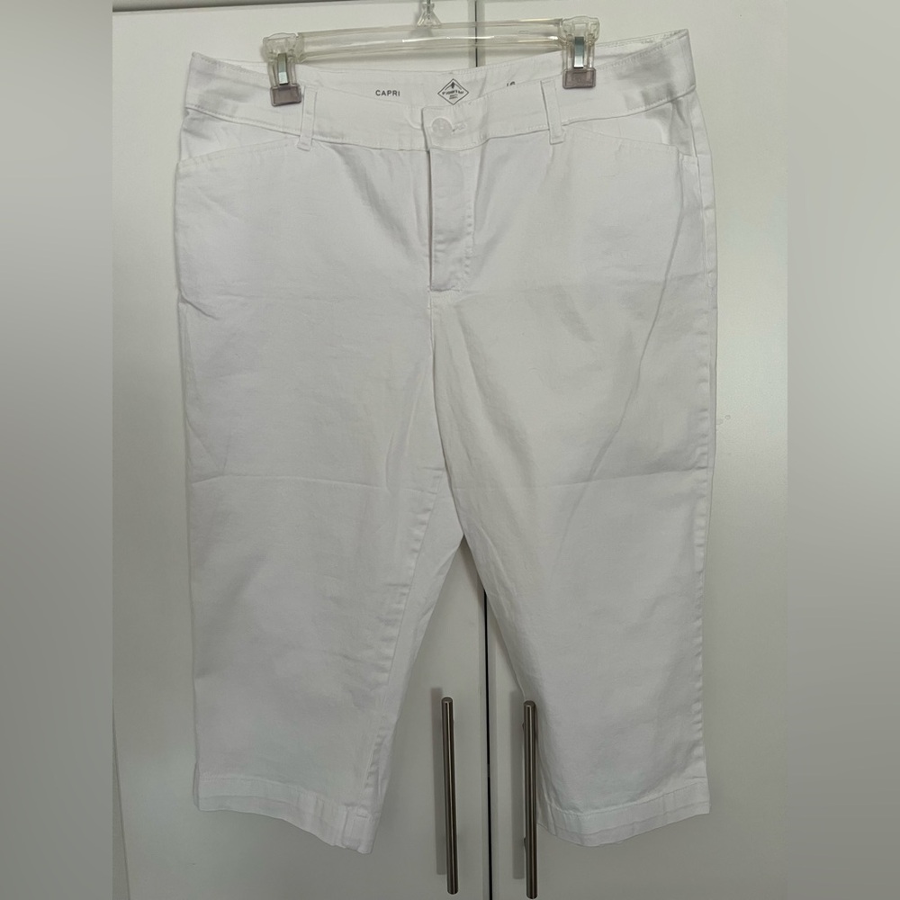 St Johns Bay White Capris Sz 16